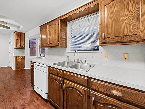 5th image of 407 Shelly St