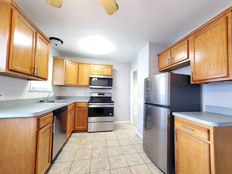 18512 Lewis Dr — Photo 5