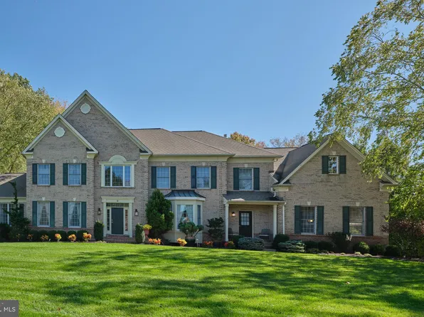 9 Pickering Dr, Newtown, PA 18940