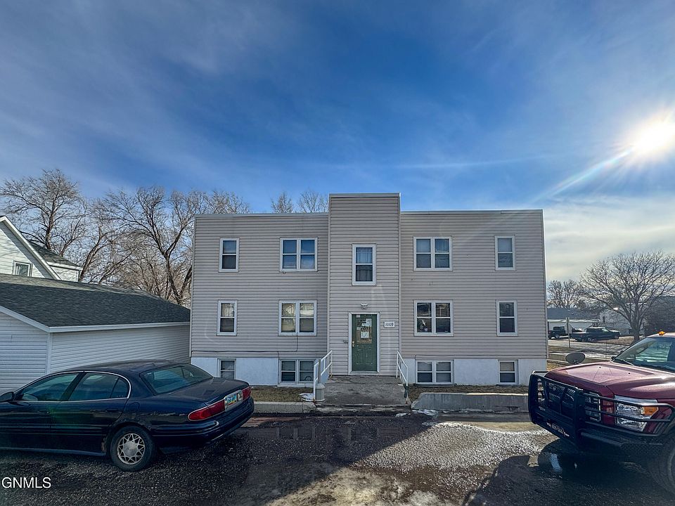 1st image of 1009 2nd St NW
