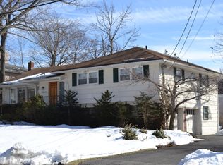 11 Lynn Dr, Englewood Cliffs, NJ 07632