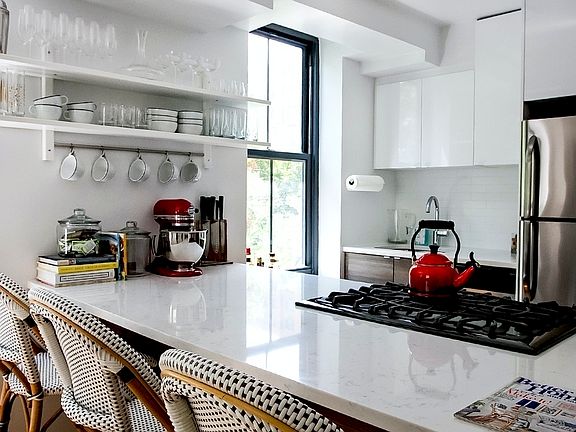 2nd image of 298 Mulberry St APT 3E