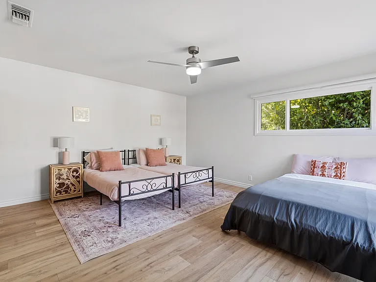 5835 Hillview Park Ave — Photo 36