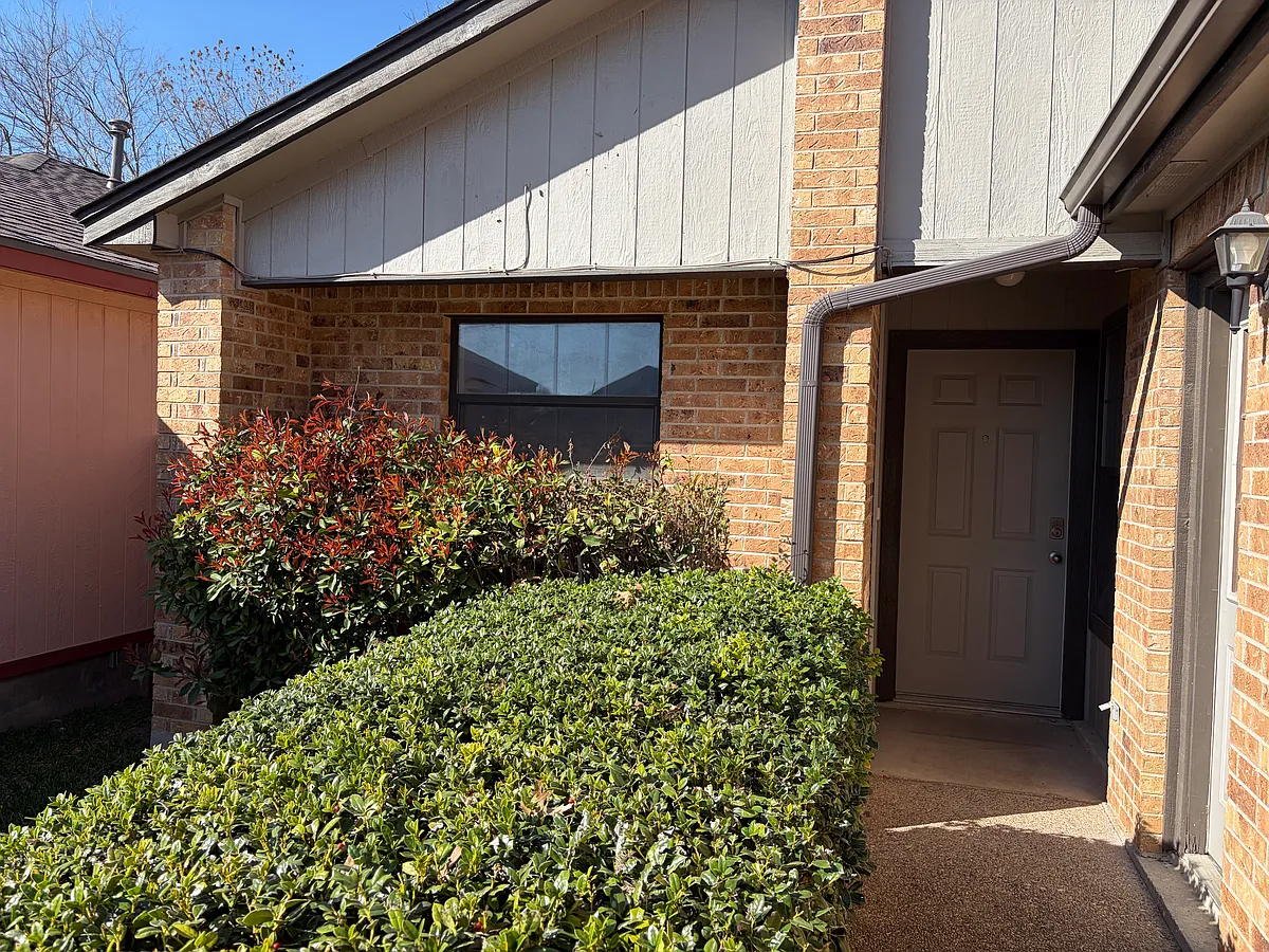 Building Photo - 410 Village Ln