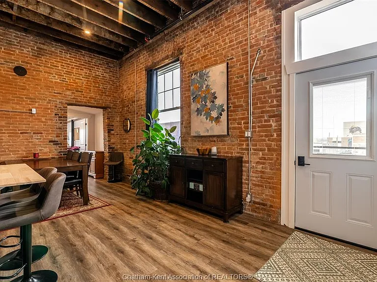 164 King St W #203 — Photo 4