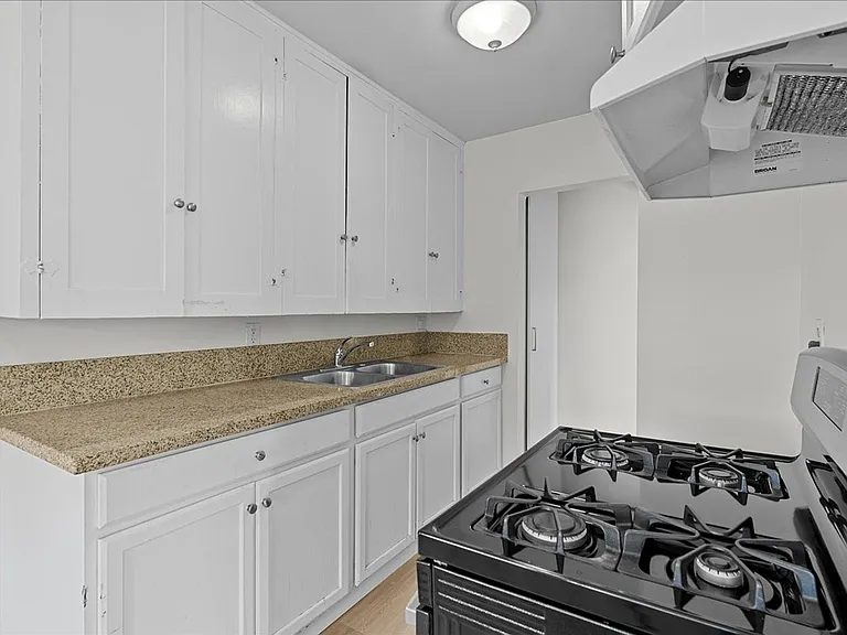 1922 Locust Ave #8 — Photo 3