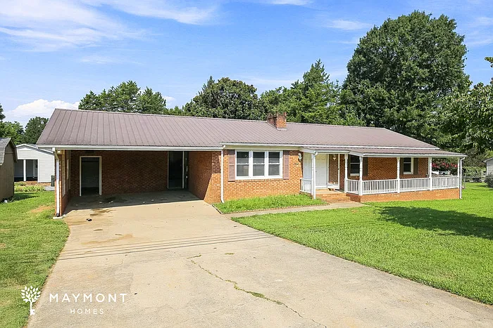 1404 Cedar Dr — Photo 2