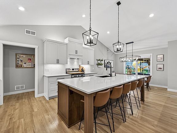 2nd image of 208 Iris St
