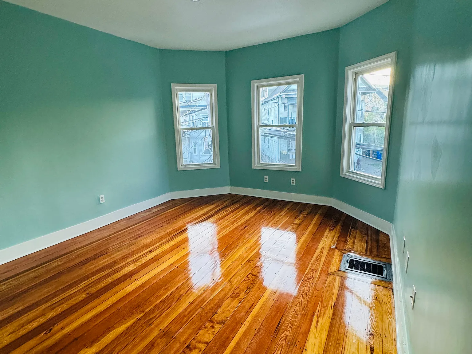3 bed, 1200 sqft, $3,800 — Photo 2