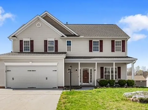 1869 Planters Walk Dr, Thomasville, NC 27360