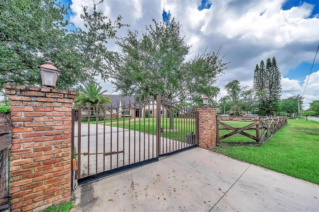 4 bed, 2882 sqft, $9,000 — Photo 2