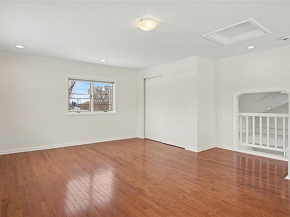 4th image of 346 Lake Rd E