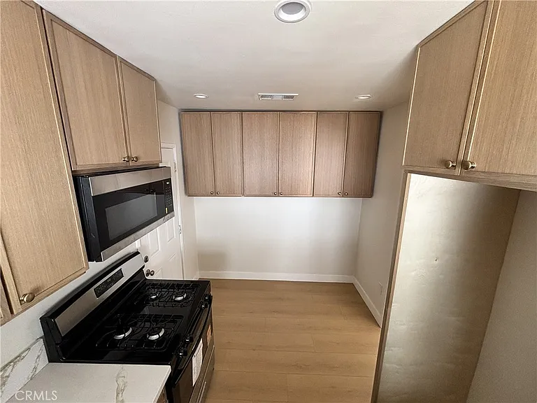 974 W 5th St — Photo 16