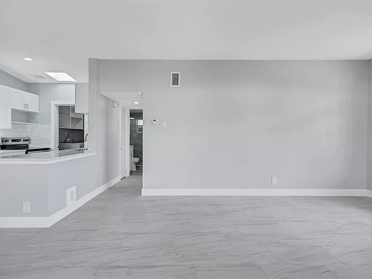 325 Capri Blvd — Photo 24