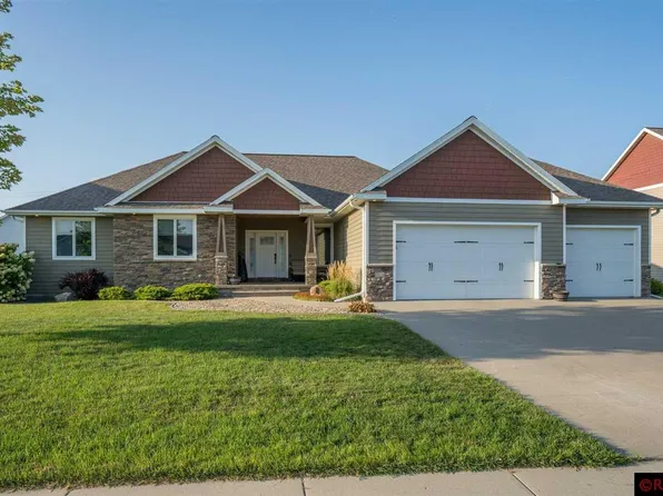 1928 Lexington Ln, North Mankato, MN 56003