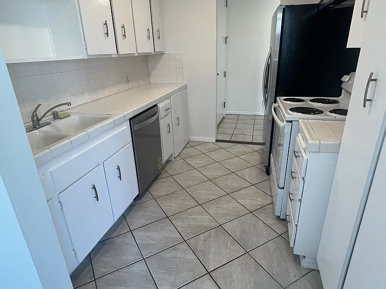 100 S Doheny Dr #313 — Photo 14