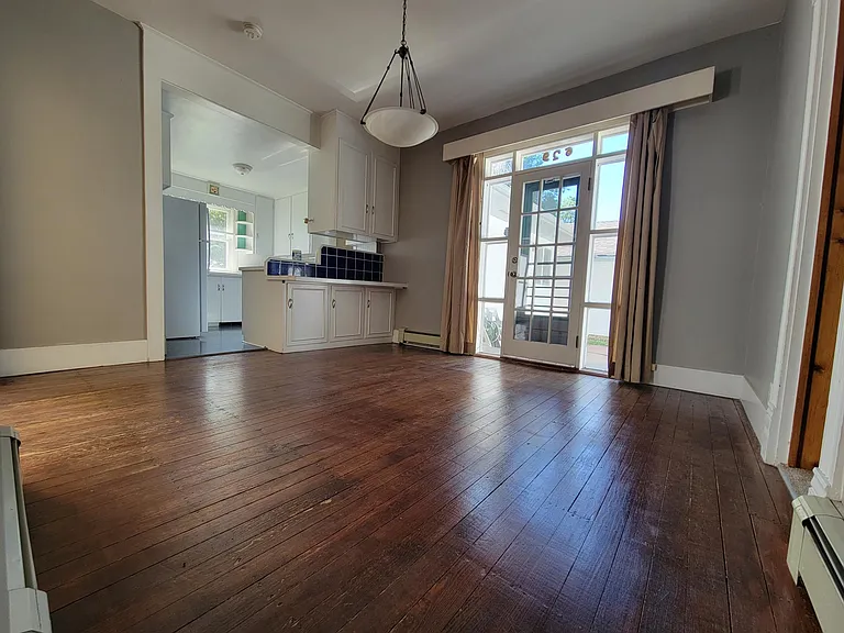 629 W Oak St — Photo 4