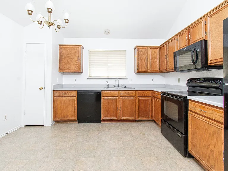 2406 Cactus Dr — Photo 5