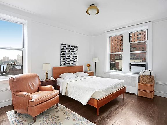 5th image of 305 W 72nd St APT 7C