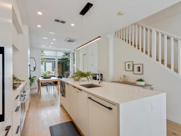 649 E 3rd St #125, North Vancouver, BC V7L 1G6
