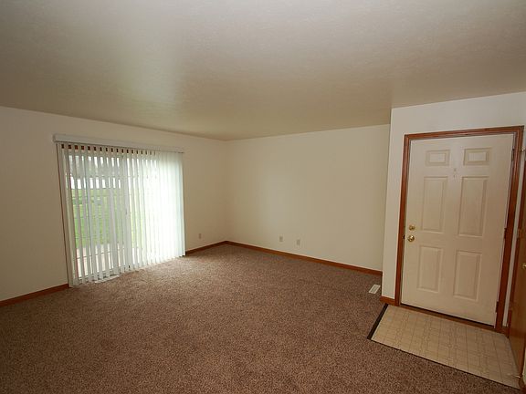 3rd image of 206 Tanglewood Dr