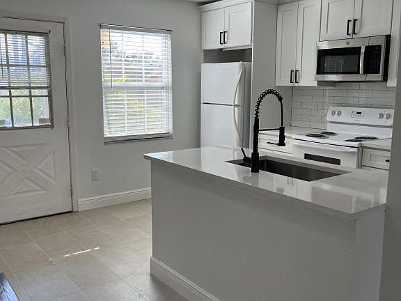 3rd image of 7617 Tamarind Ave