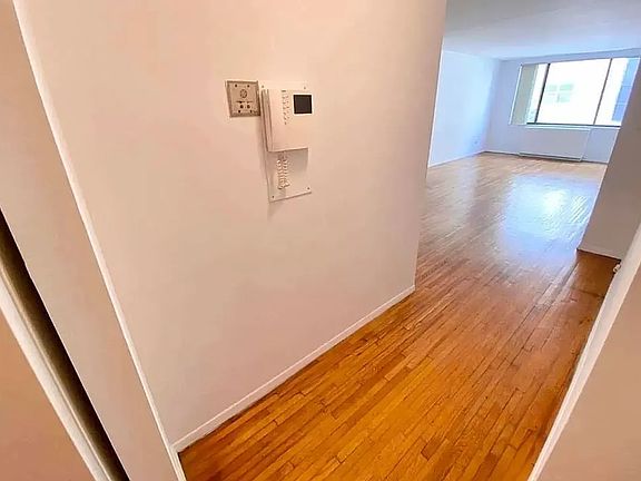 4th image of 221 E 21st St APT 5C