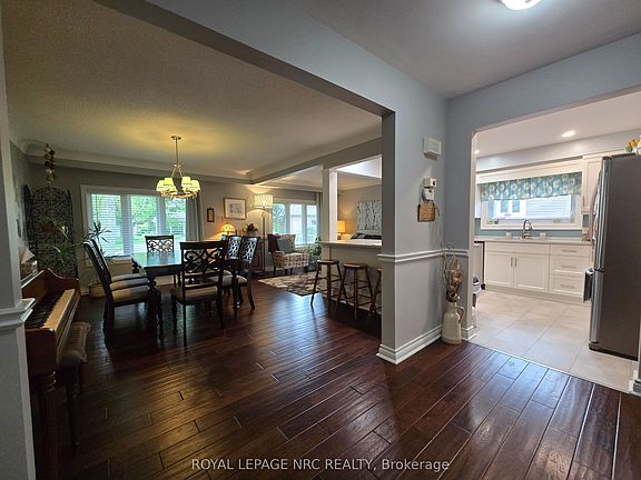 4th image of 18 Deanna Cres