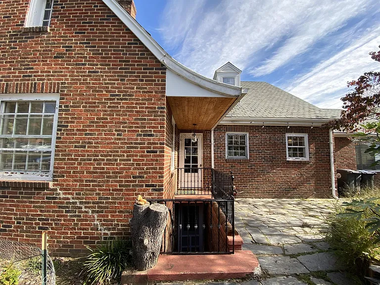 916 Sylvania Ave — Photo 3