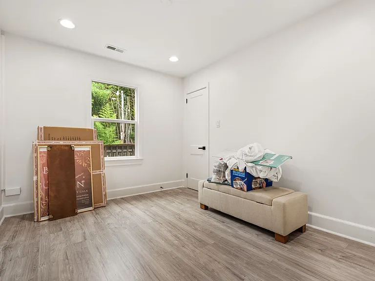 215 N Columbia St — Photo 16
