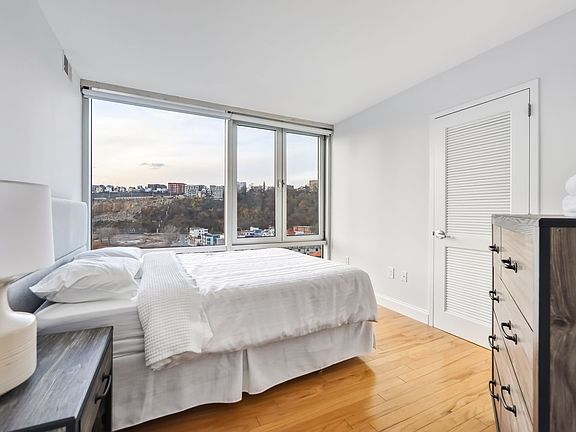4th image of 1710 Park Ave #913
