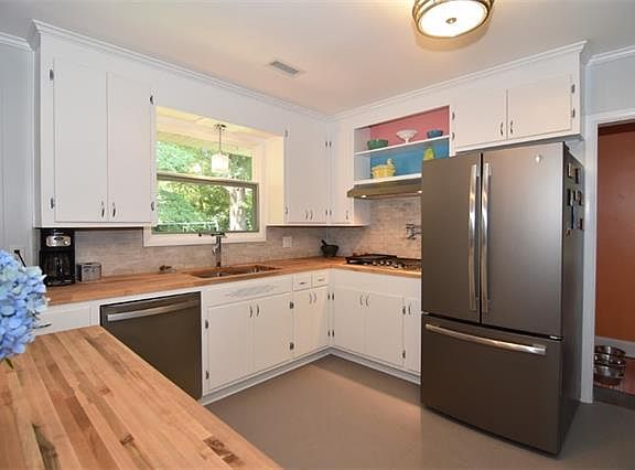 3rd image of 211 E I St