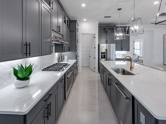 Large Center Island with Additional Storage