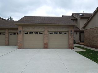 20740 Country Oaks Dr, Riverview, MI 48193