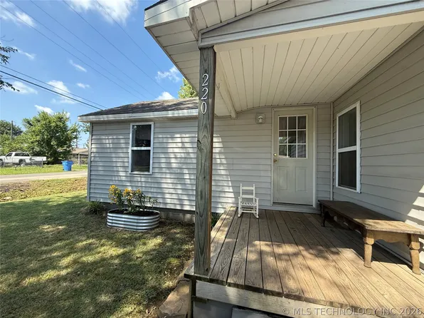 220 E Audd Ave, Checotah, OK 74426