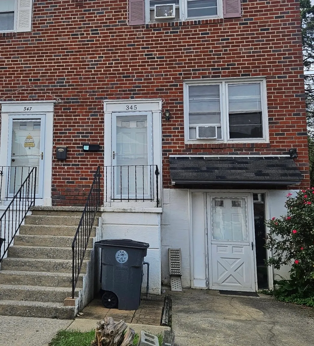 3 bed, 1.5 bath, 1200 sqft, $2,400 — Photo 1