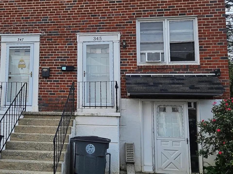 345 Mary St