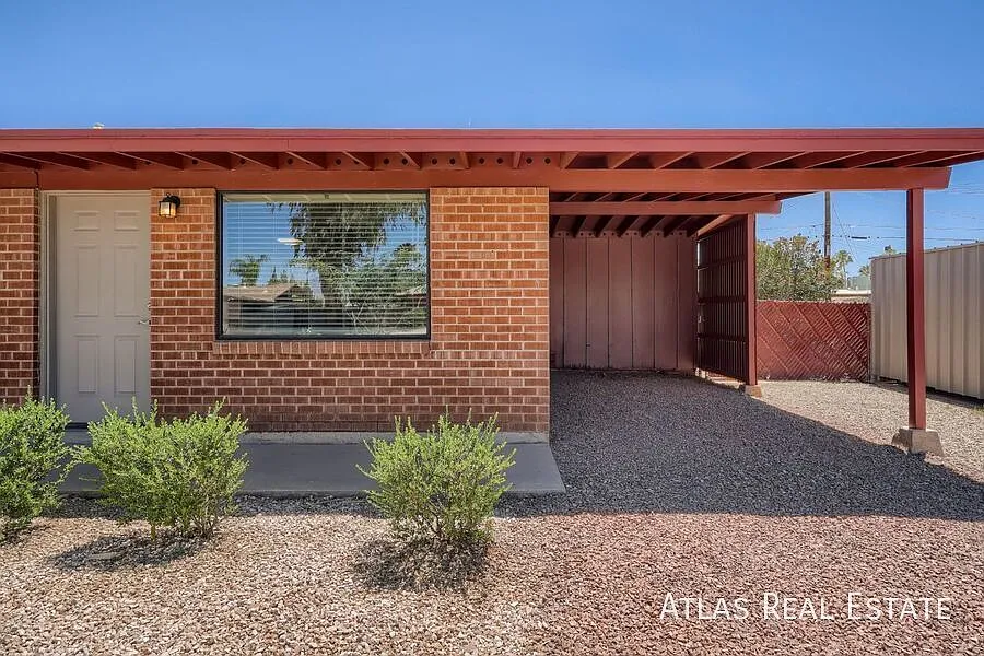 Eastside 3 Bedroom with large yard! — Photo 3