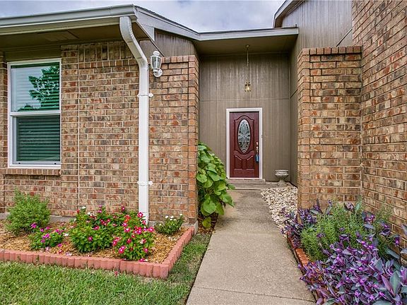 2nd image of 5408 Briar Ln