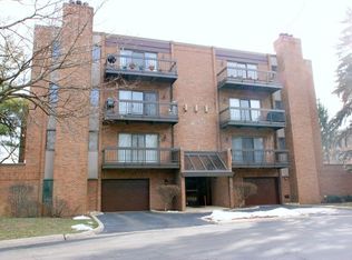 10 Trafalgar Sq APT 201, Lincolnshire, IL 60069