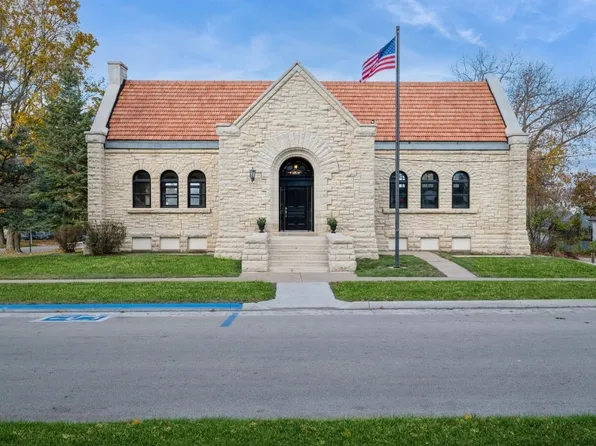 100 E 1st St, Anamosa, IA 52205