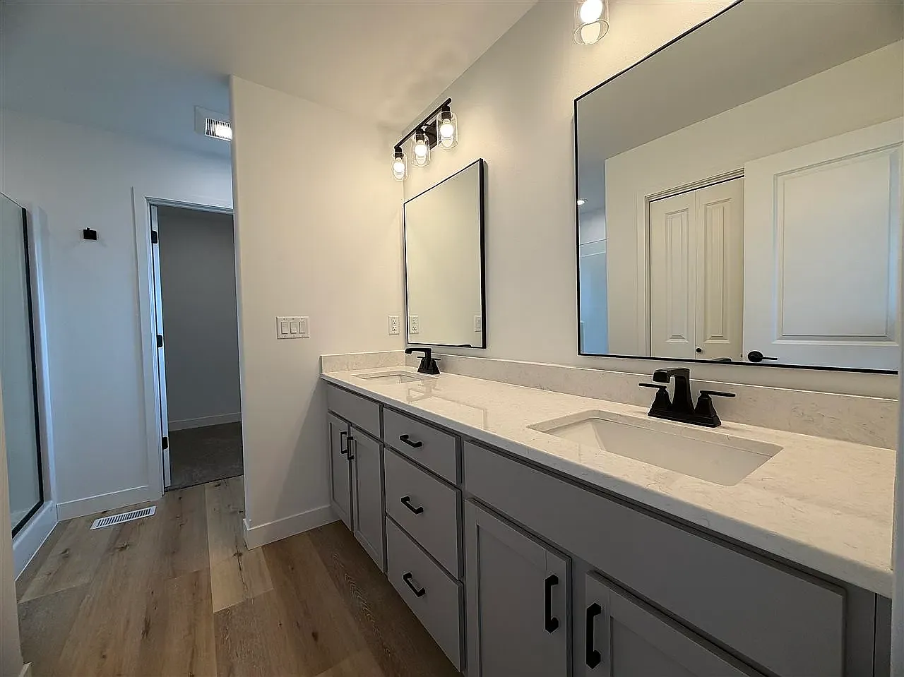 4 bed, 2476 sqft, $4,500 — Photo 3