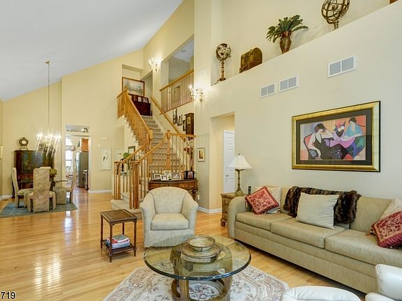 5th image of 8 Meeker Ct