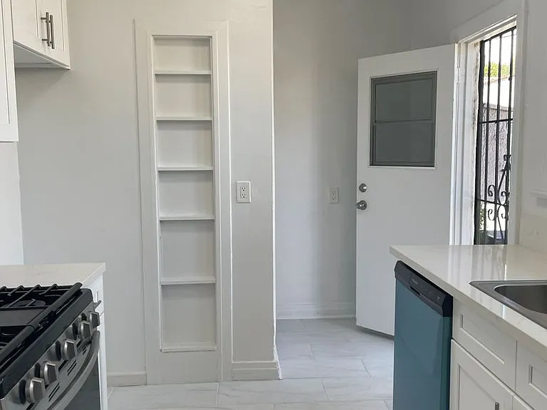1002 N Sweetzer Ave — Photo 18
