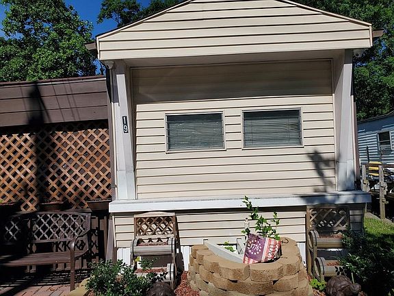 2nd image of 443 Dyer Ave Trailer 19