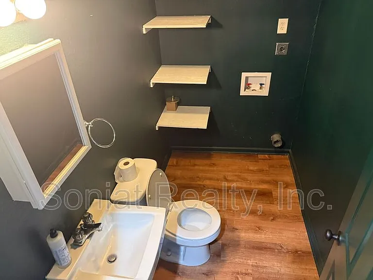 1461 N Robertson St — Photo 18