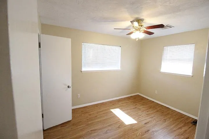 704 NW 1st St — Photo 5