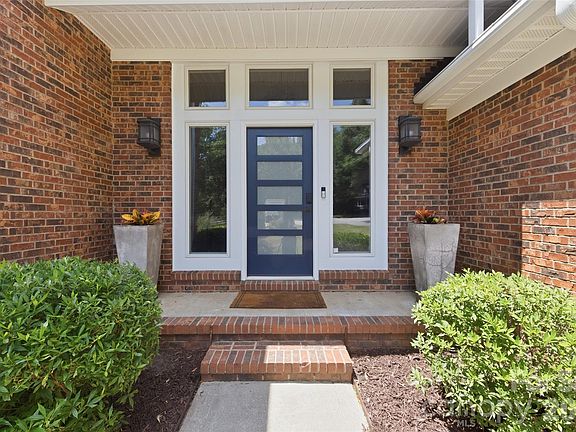 3rd image of 208 Kelly Ct
