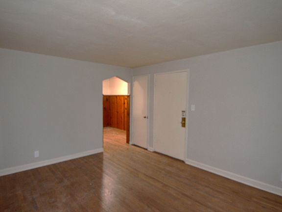4th image of 4211 North Ave #4