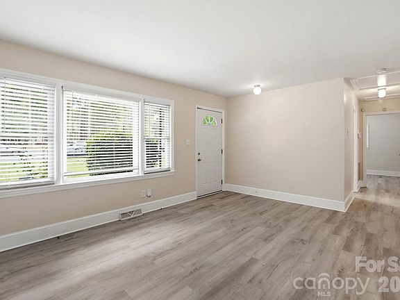 4th image of 2032 Eastway Dr